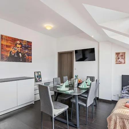 Dicaprio Penthouse Terrace Apartment